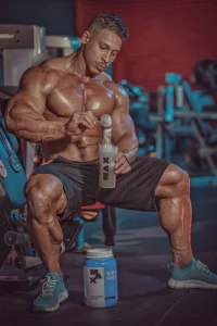 Ramon Dino preparando 100% Whey Protein Max Titanium 